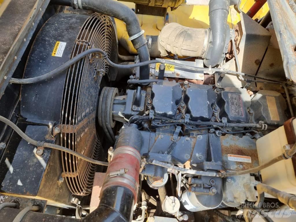 Komatsu HM 400 6x6 Kloubové dempry