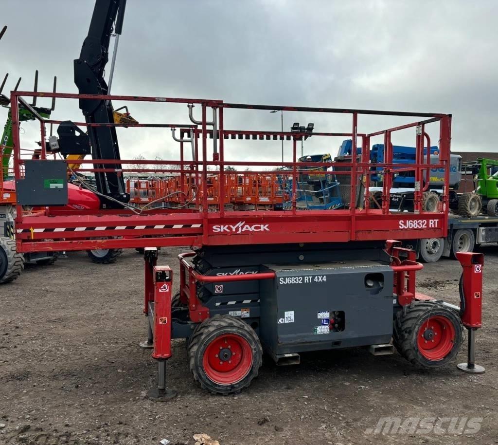 SkyJack SJ 6832 RT Nůžková zvedací plošina