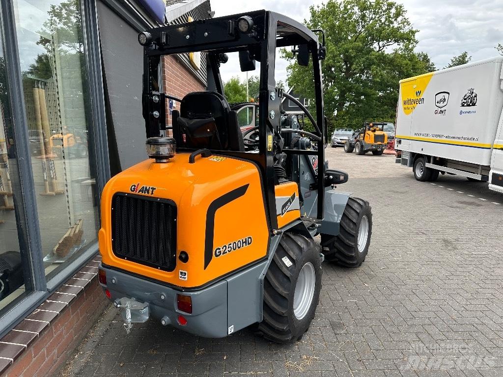 GiANT G2500HD Víceúčelové nakladače