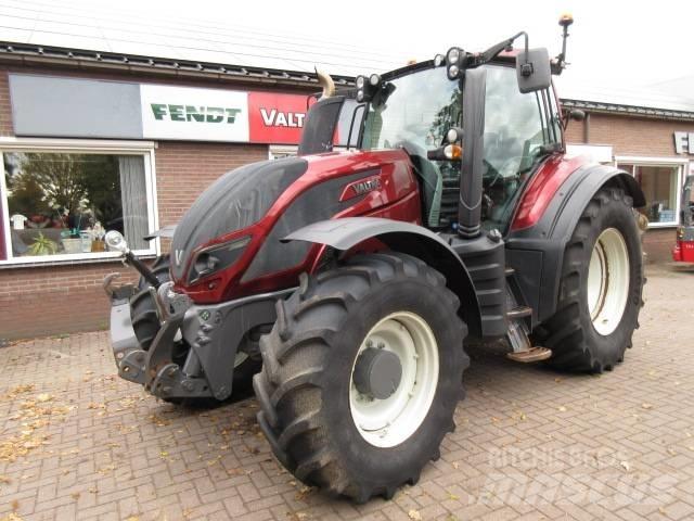 Valtra T154 VERSU Traktory