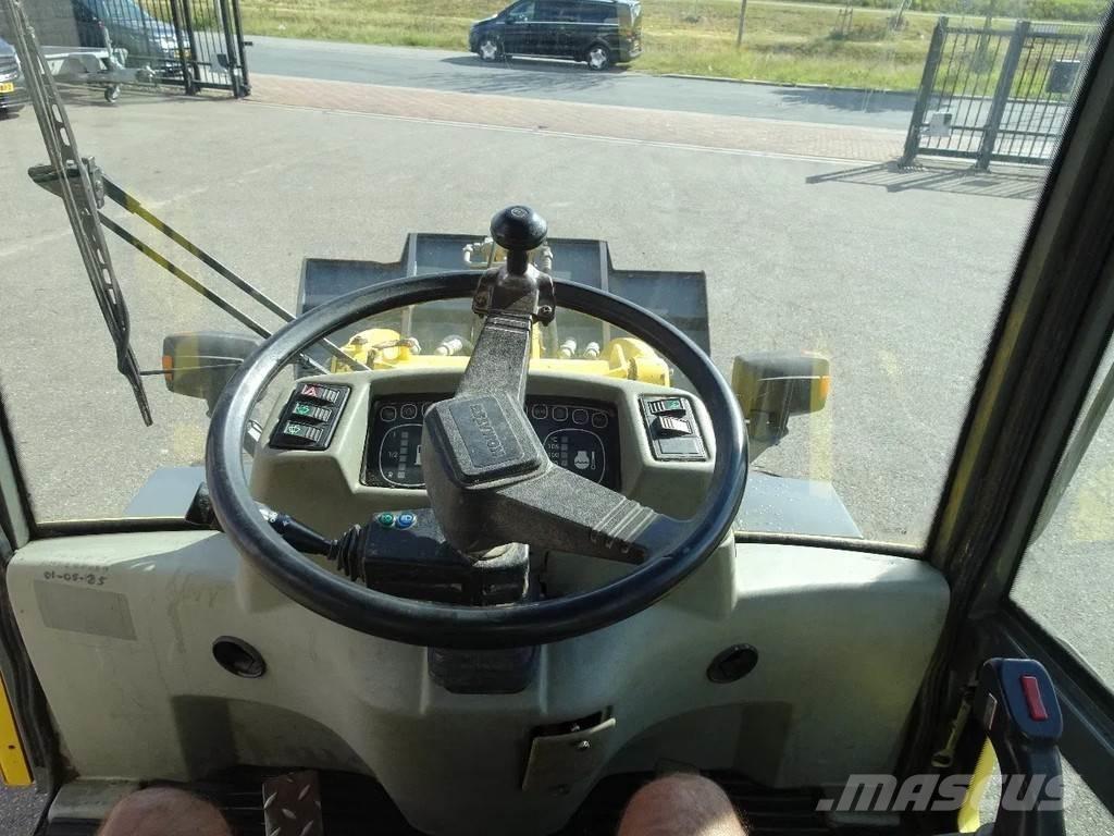 Komatsu WA65-3 Kolové nakladače