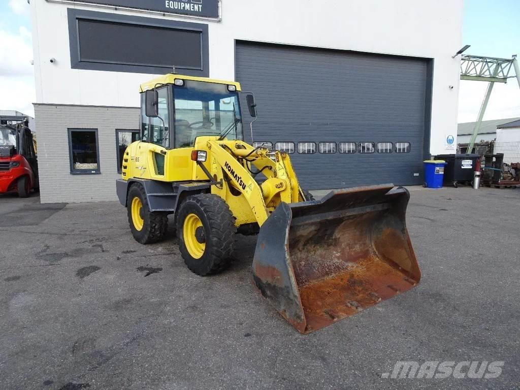 Komatsu WA65-3 Kolové nakladače