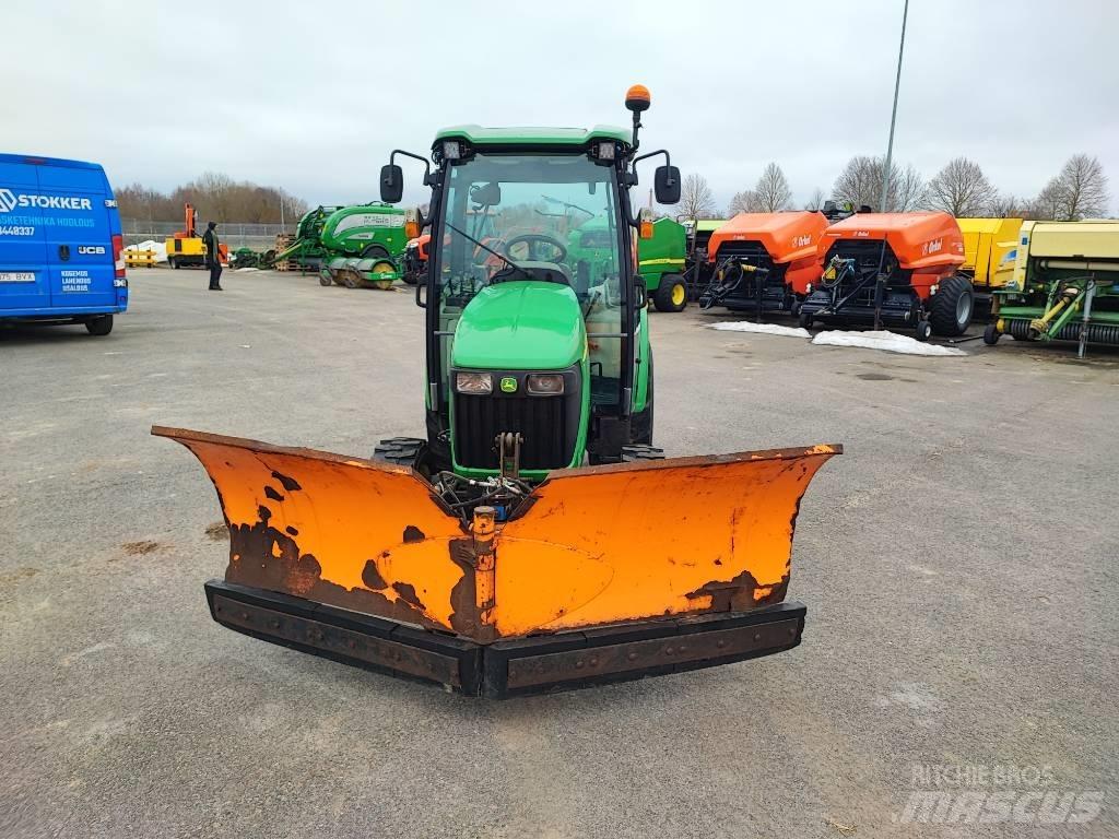 John Deere 3720 Kompaktní traktory