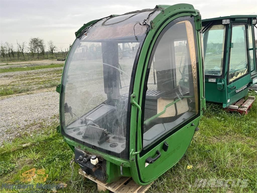 John Deere 1470E Kabiny a interiér