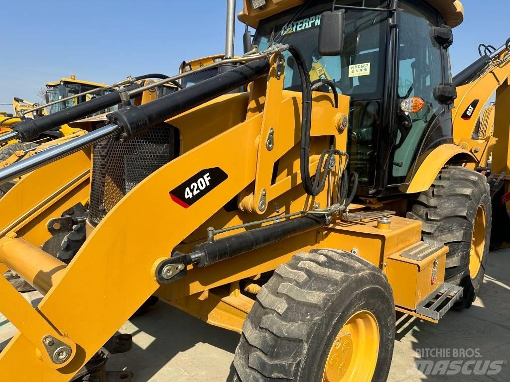 CAT 420F Kolové nakladače
