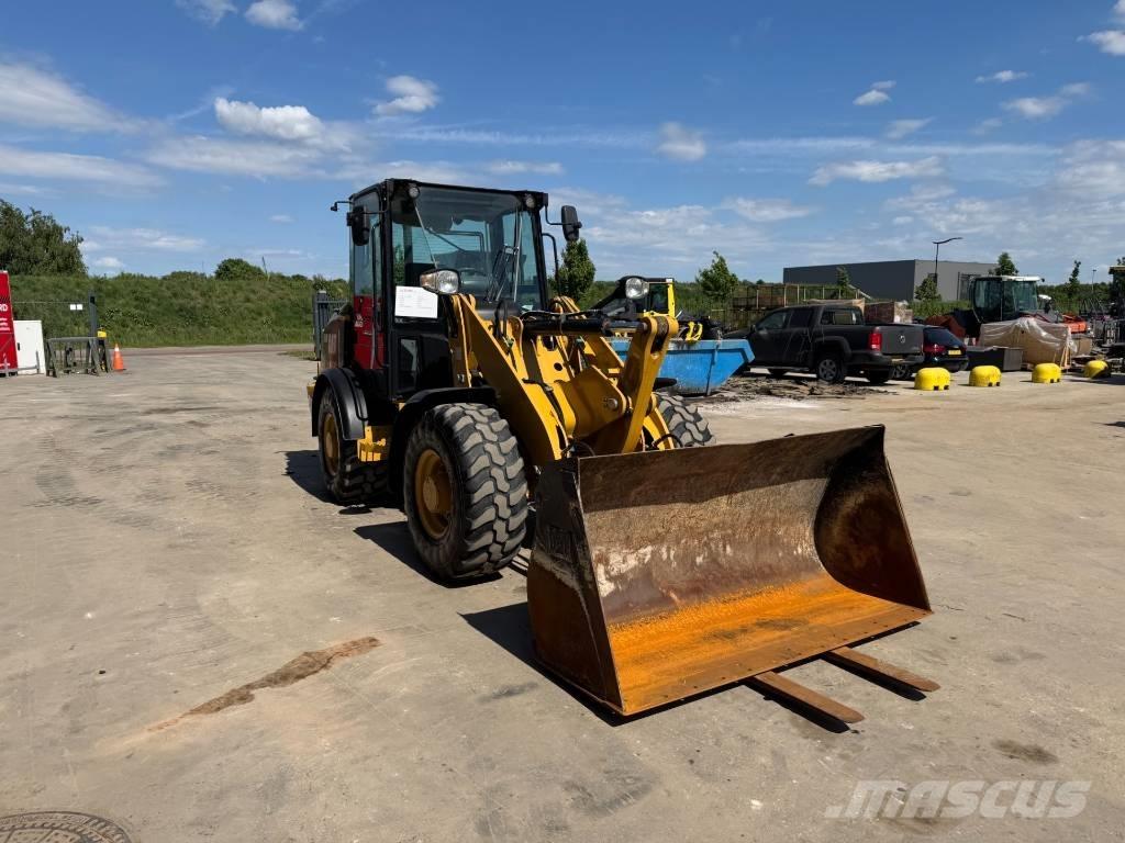CAT 906M Kolové nakladače