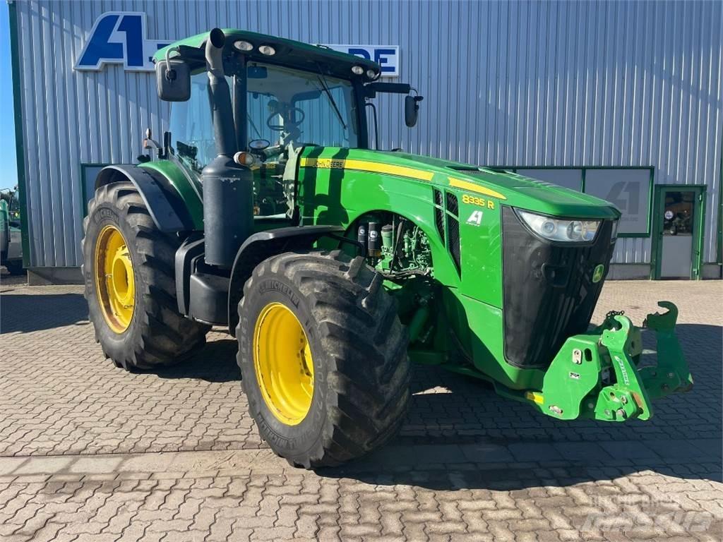 John Deere 8335R Traktory