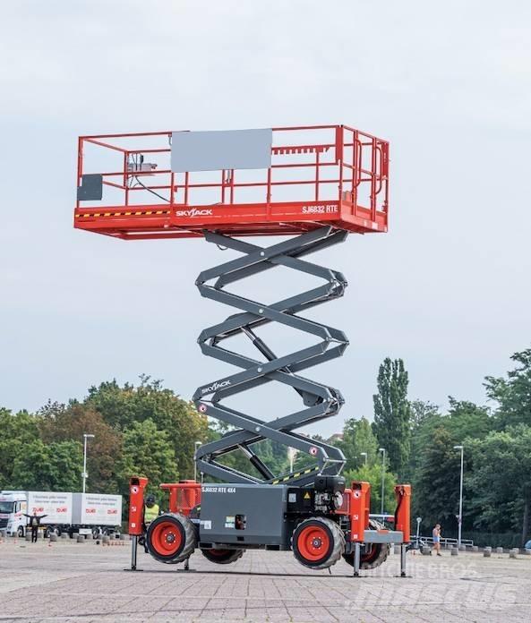 SkyJack 6832RTE Nůžková zvedací plošina