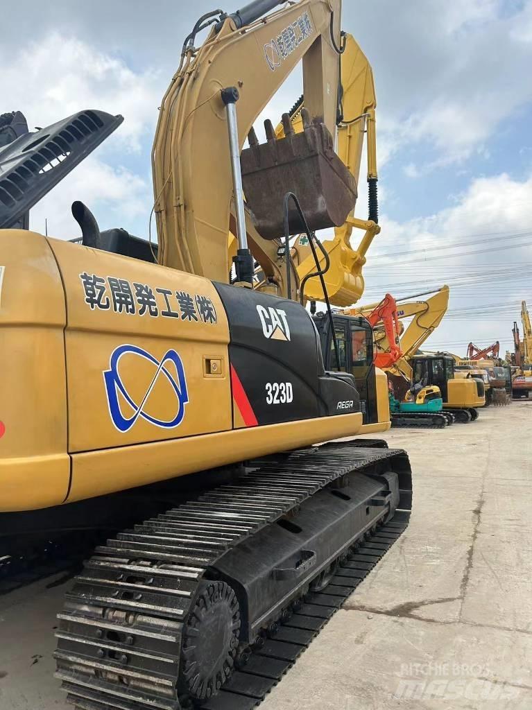 CAT CAT323D Pásová rýpadla