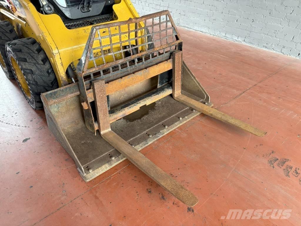 CAT 216 B Smykem řízené nakladače