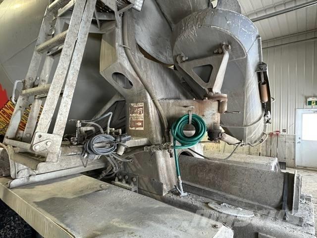Mack CV 713 Nákladní auta s čerpadly betonu