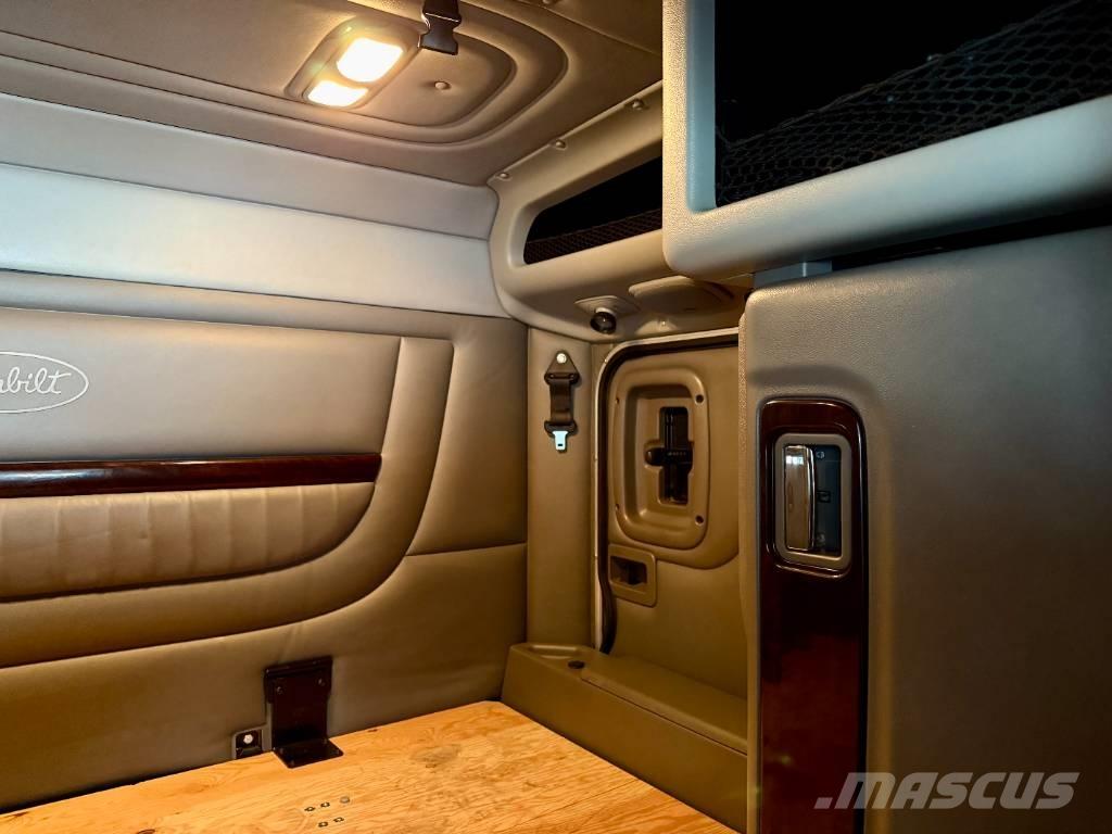 Peterbilt 389 PRIDE Tahače