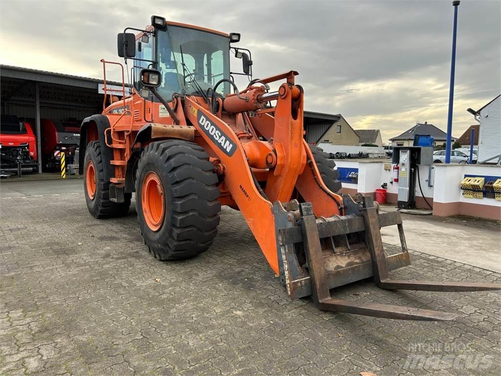 Doosan DL 300 Kolové nakladače