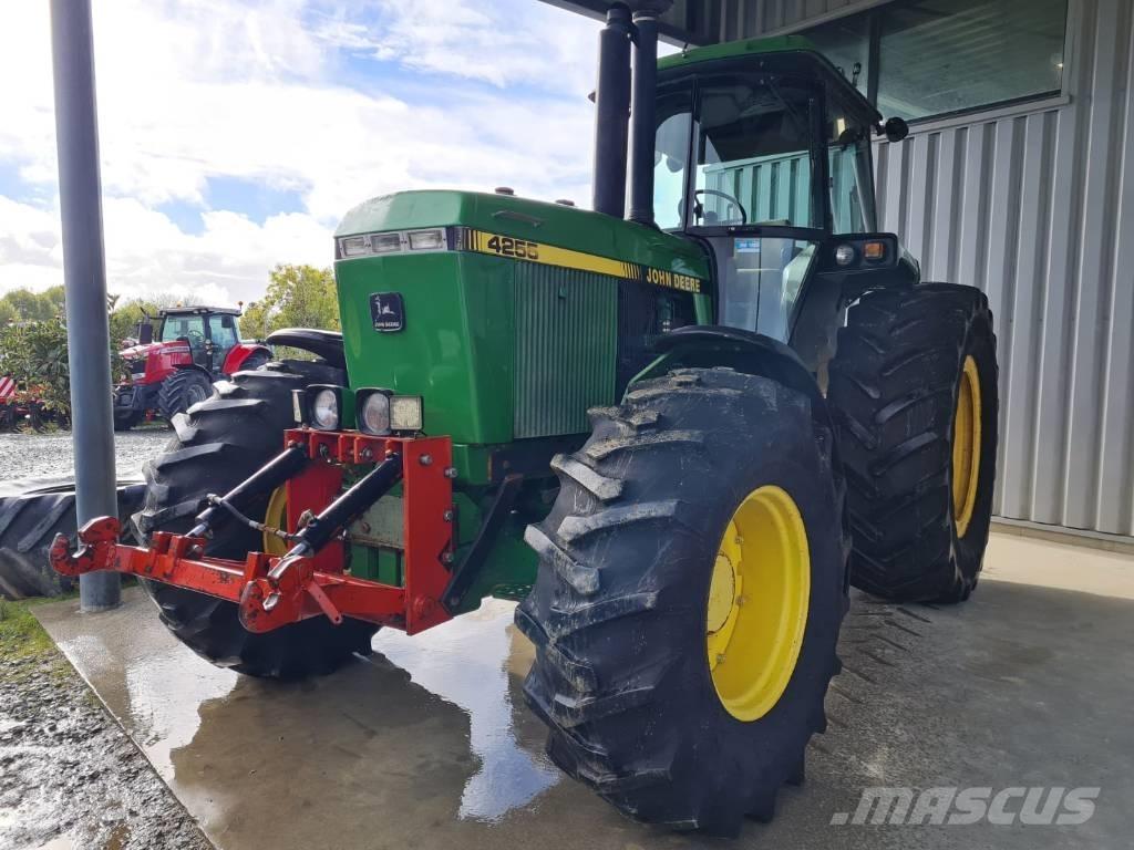 John Deere 4255 Traktory