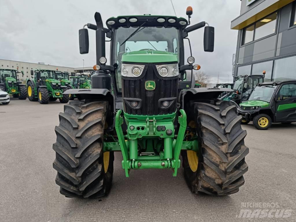 John Deere 6215 R Traktory