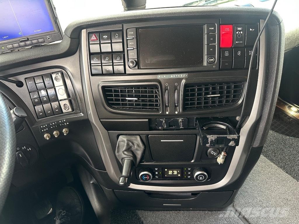 Iveco Stralis 8x4*4 Hákový nosič kontejnerů