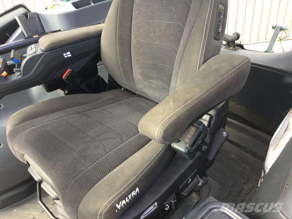 Valtra Q265 Traktory