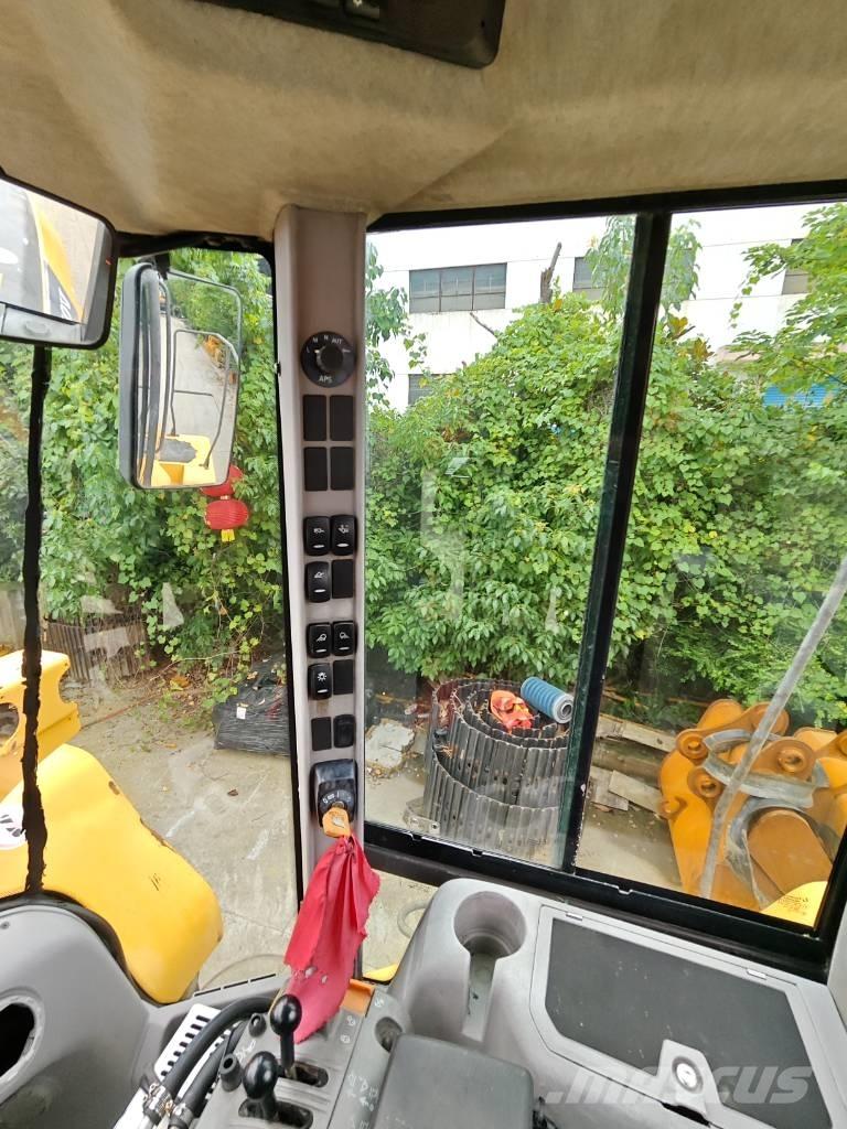 Volvo L 120 Kolové nakladače