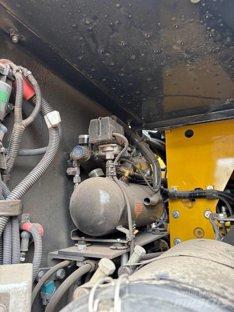 Komatsu PW180-11 Kolová rýpadla