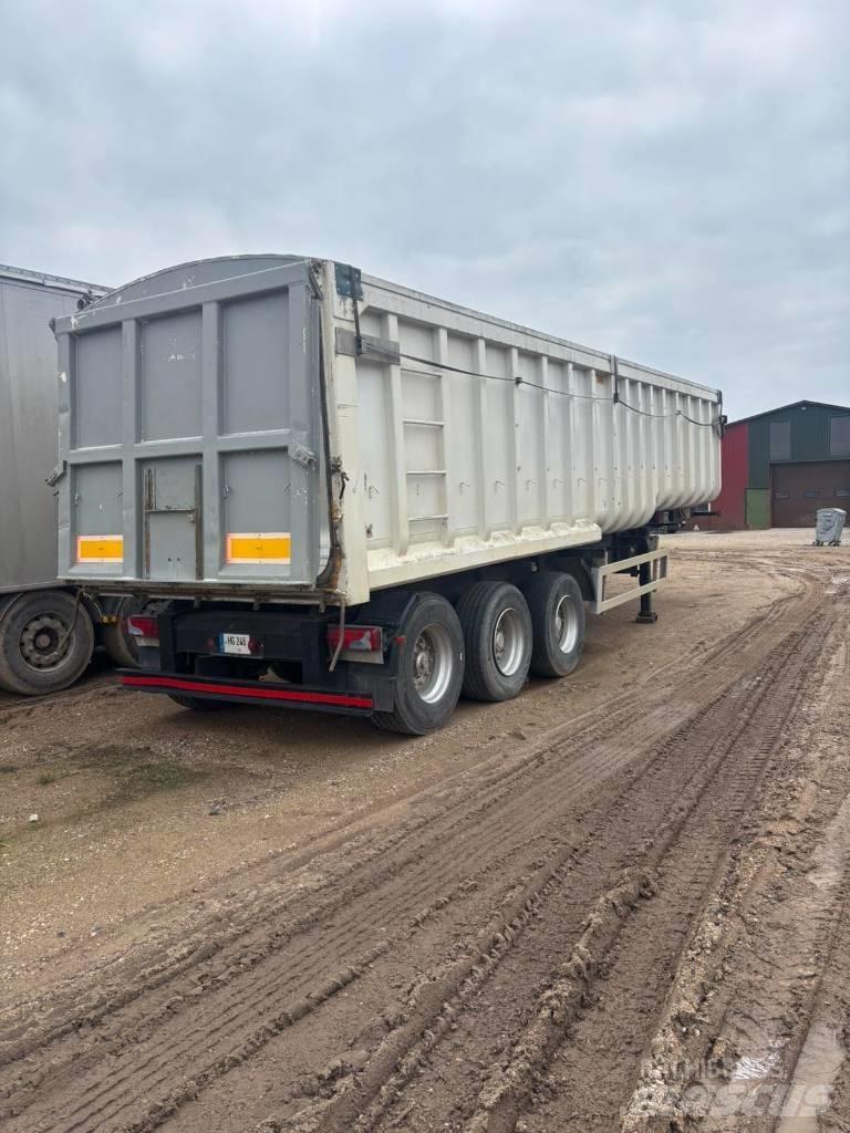 SDC Trailers LTD Plachtové návěsy