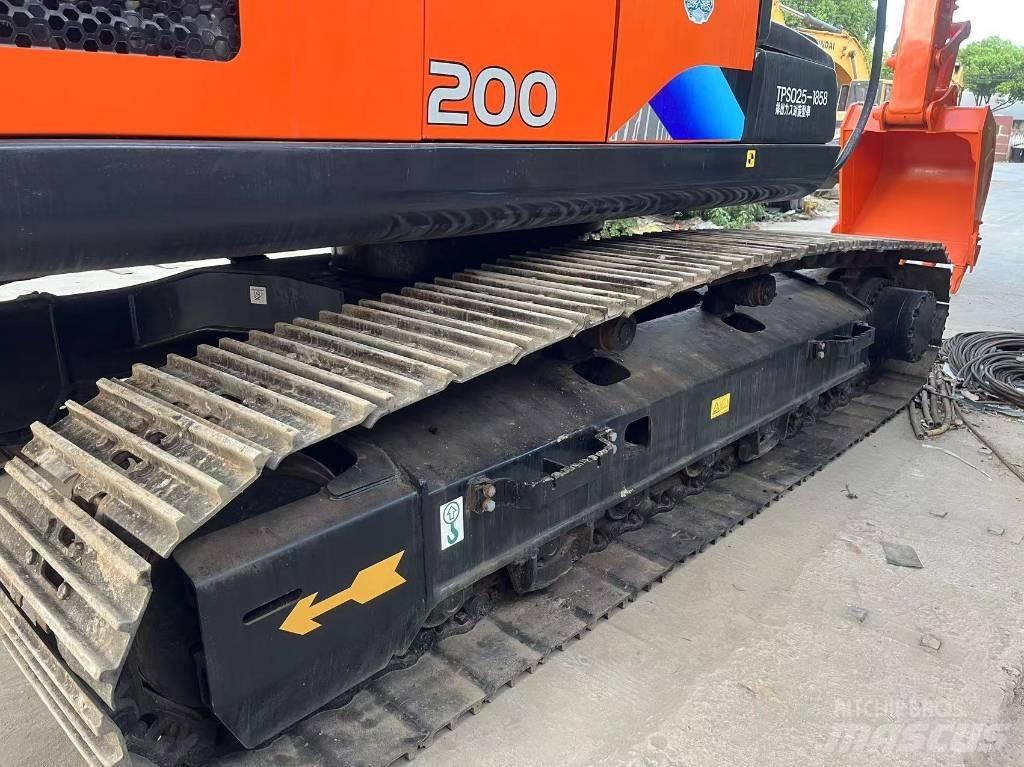 Hitachi ZX 200 Pásová rýpadla