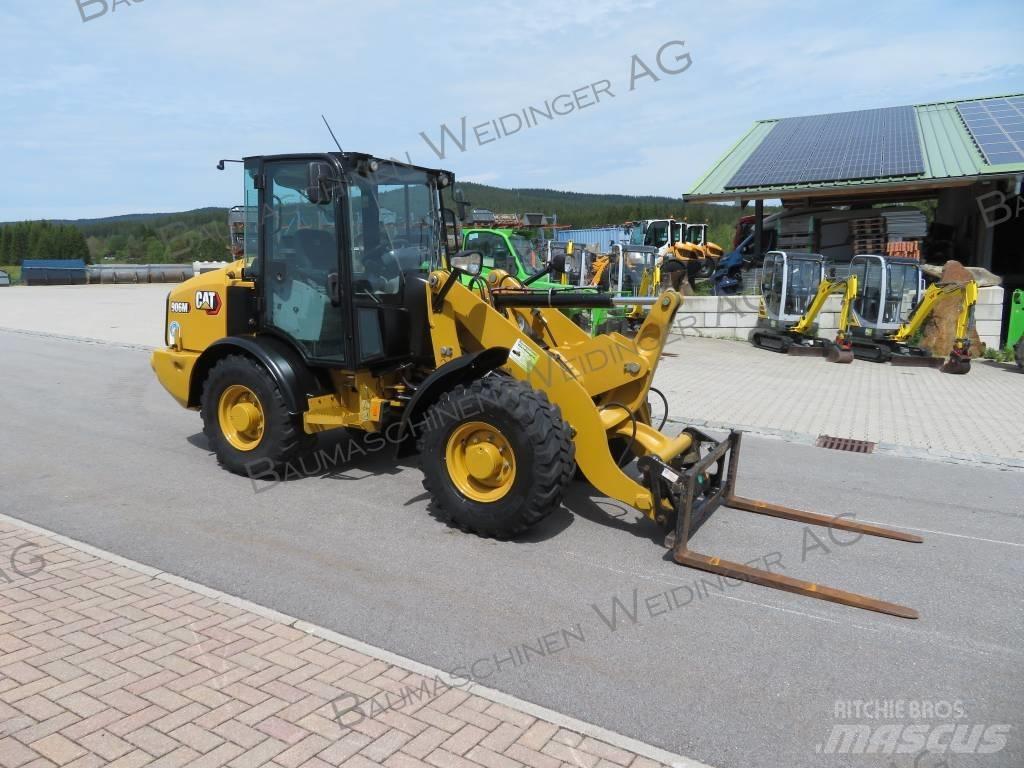 CAT 906M Kolové nakladače