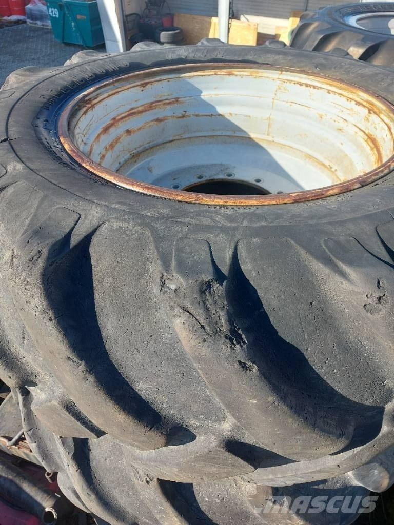 Komatsu 901 Pneumatiky, kola a ráfky