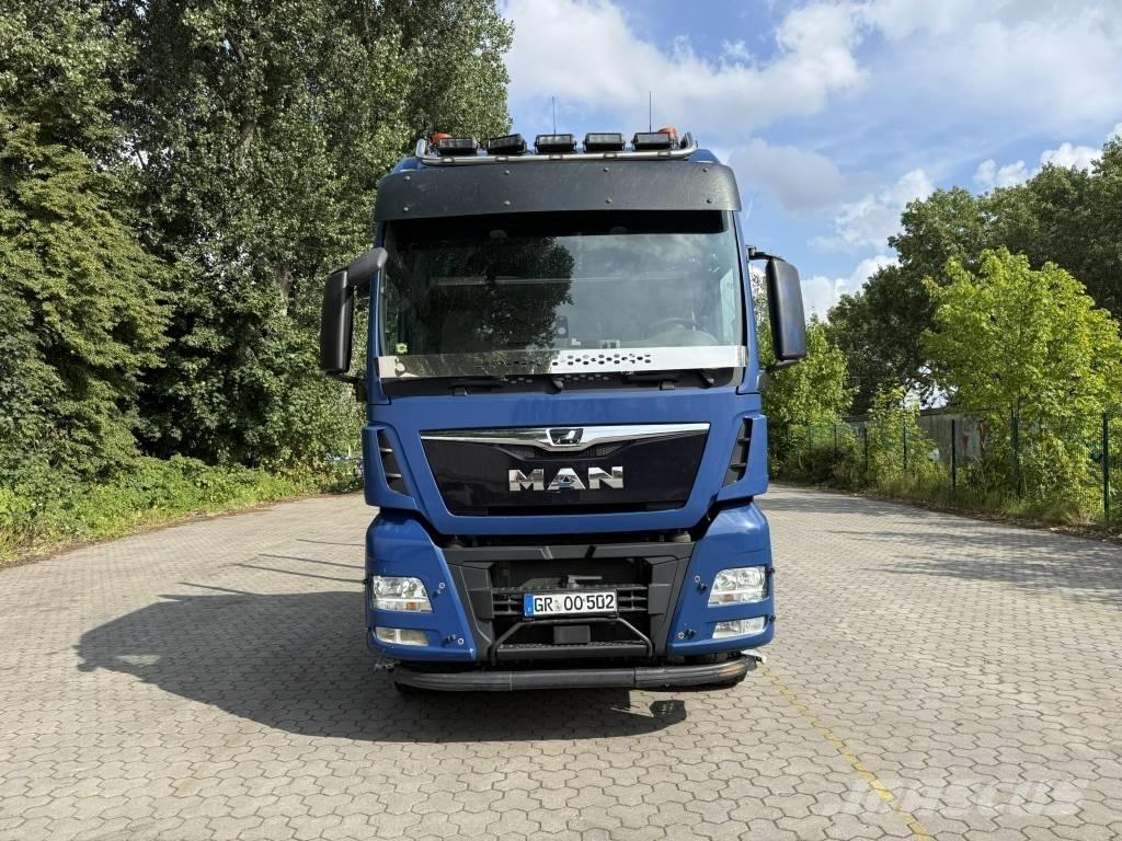 MAN TGX 33.500 Nákladní automobily pro přepravu lesních strojů