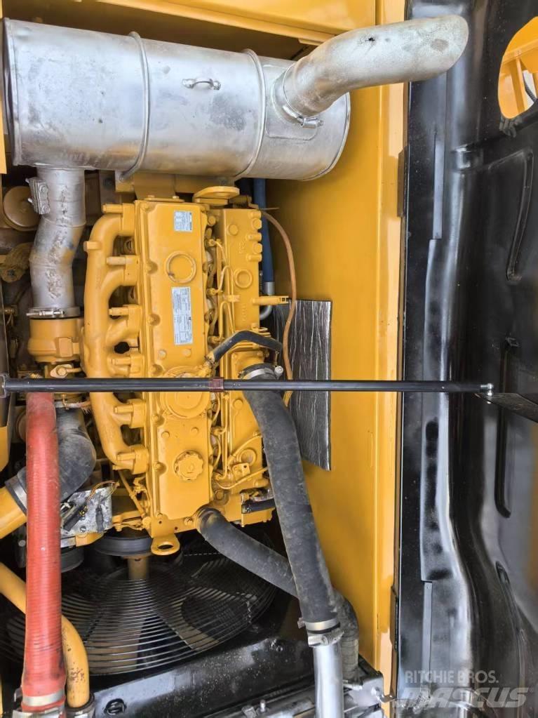 CATERPILLR 320d2 Midi rýpadla 7t - 12t