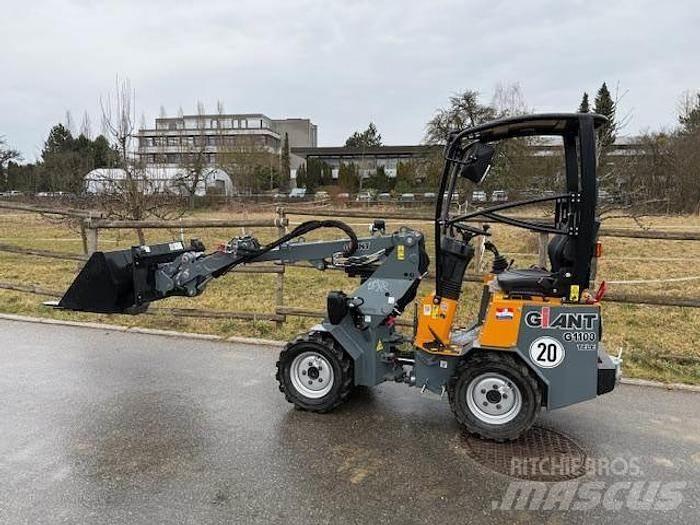 GiANT G1100 Kolové nakladače