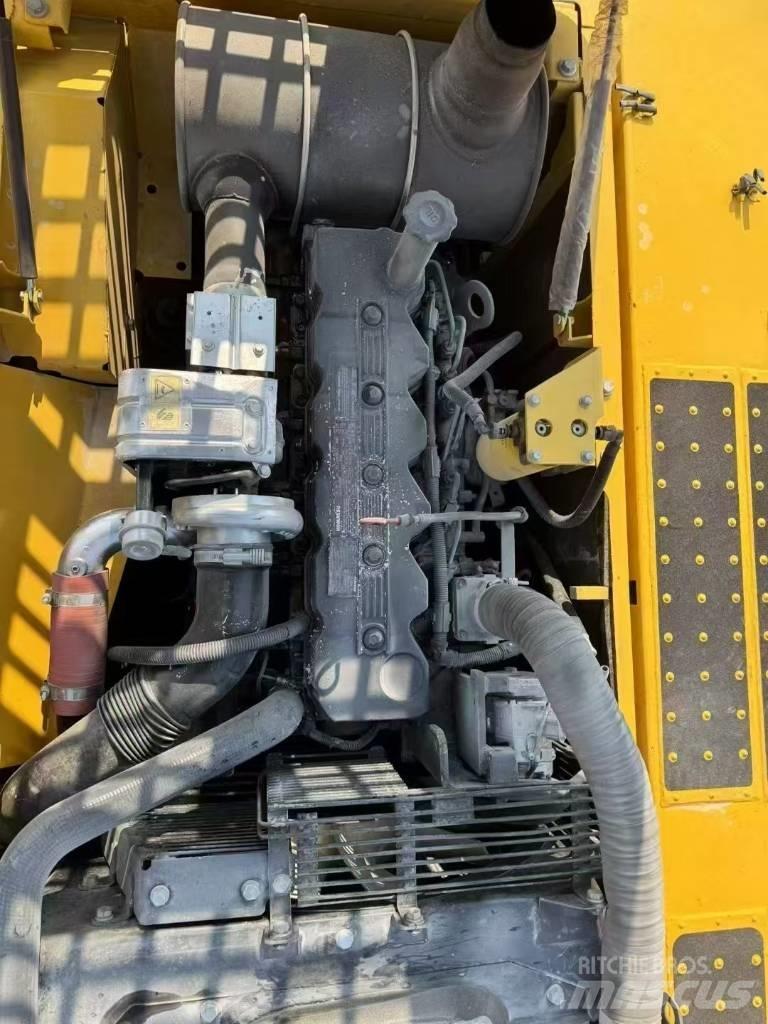 Komatsu 220-8 Pásová rýpadla
