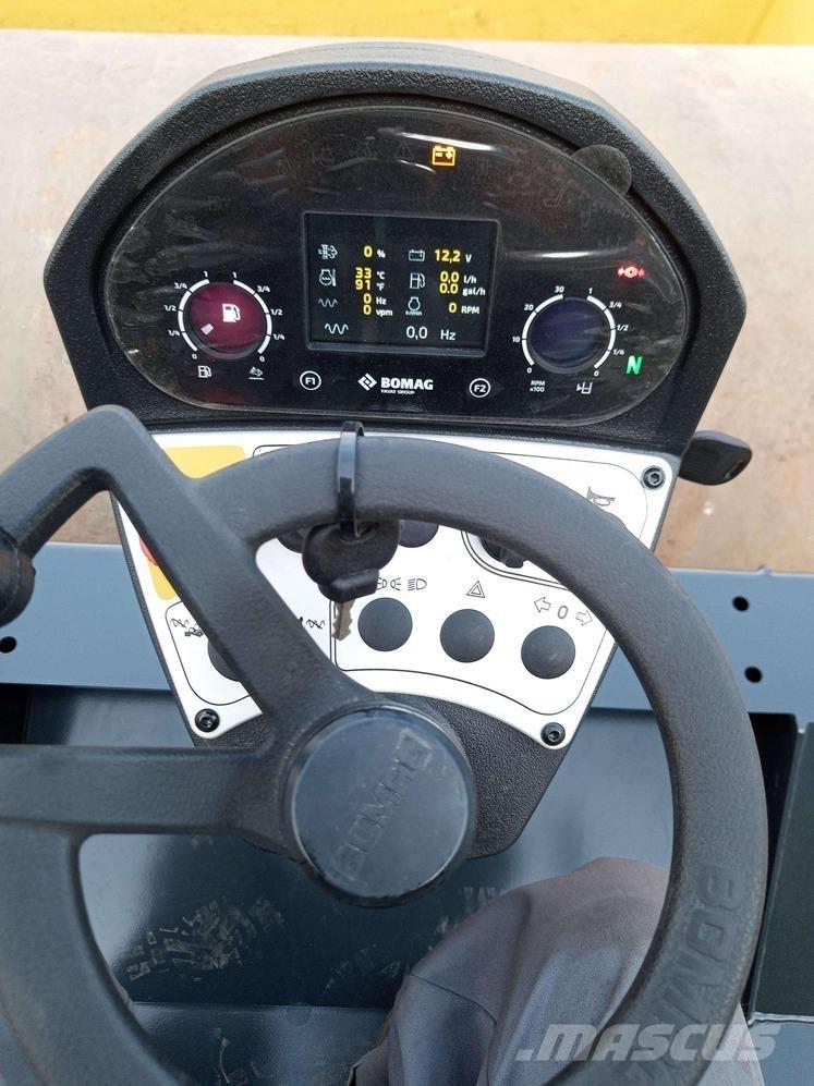 Bomag BW 218 D-5 SL Tahačové válce