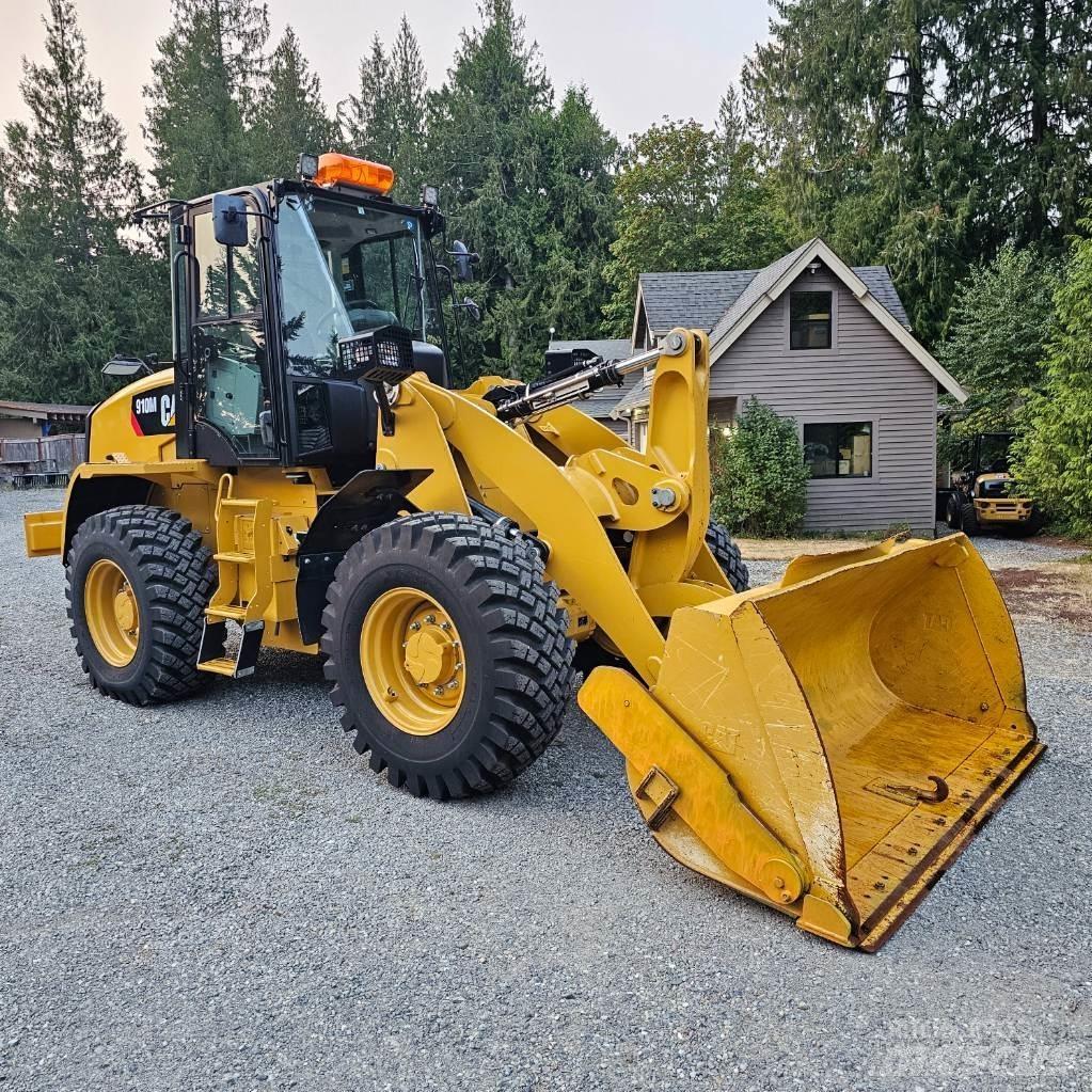 CAT 910M Kolové nakladače