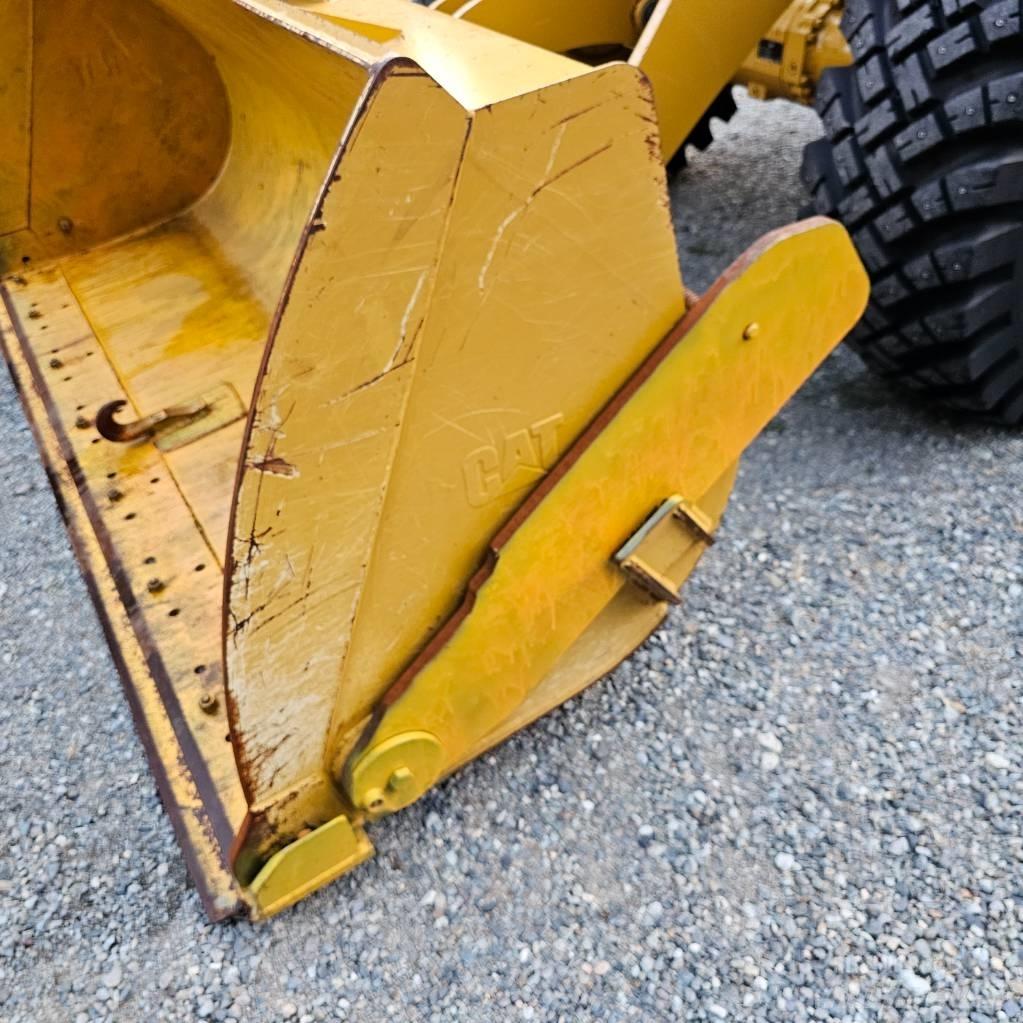 CAT 910M Kolové nakladače