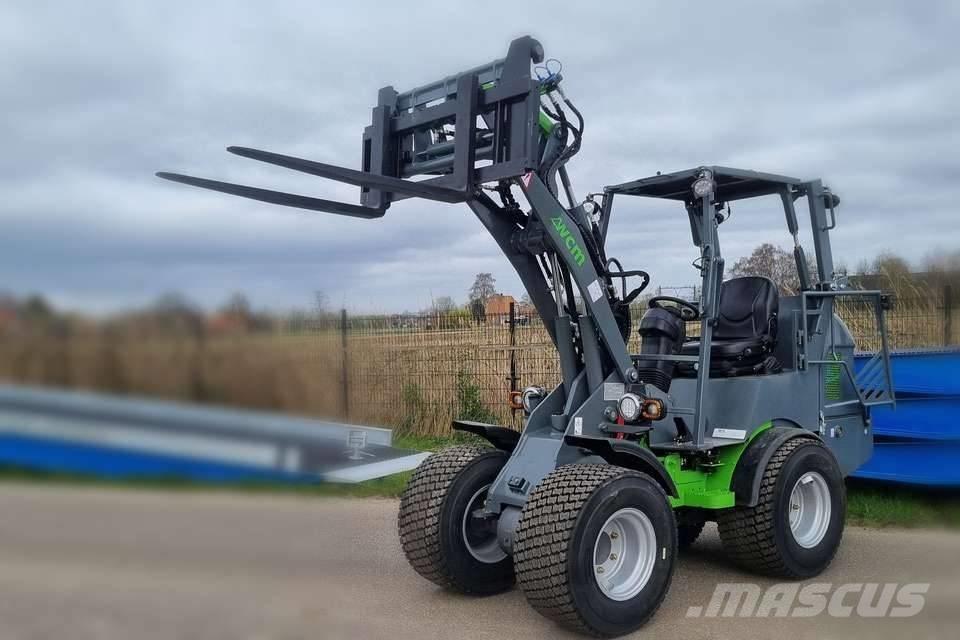 WCM L2316 und L2416 Čelní nakladače a rypadla