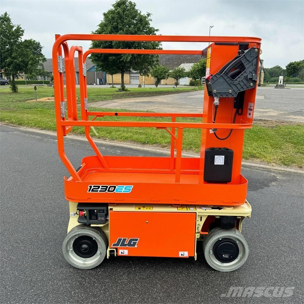 JLG 1230 ES Vertikální sloupové výtahy
