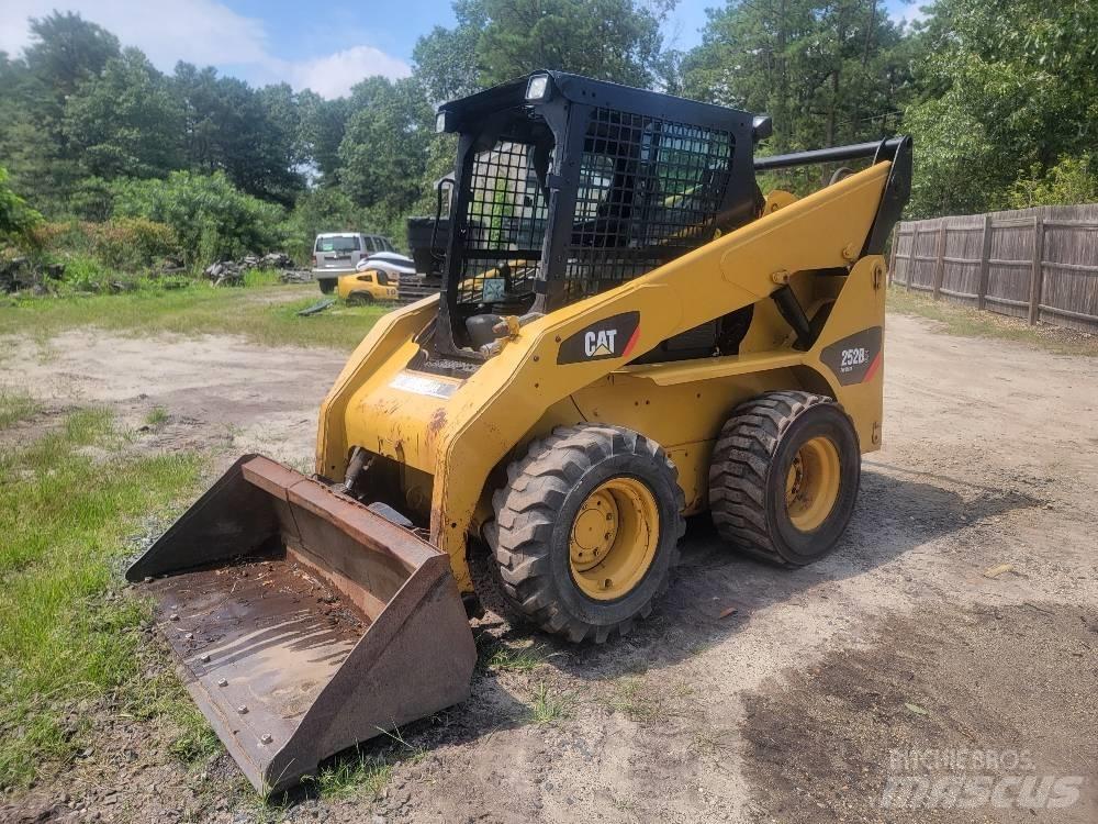CAT 252 B 3 Smykem řízené nakladače