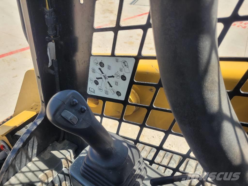 CAT 259 D3 Smykem řízené nakladače