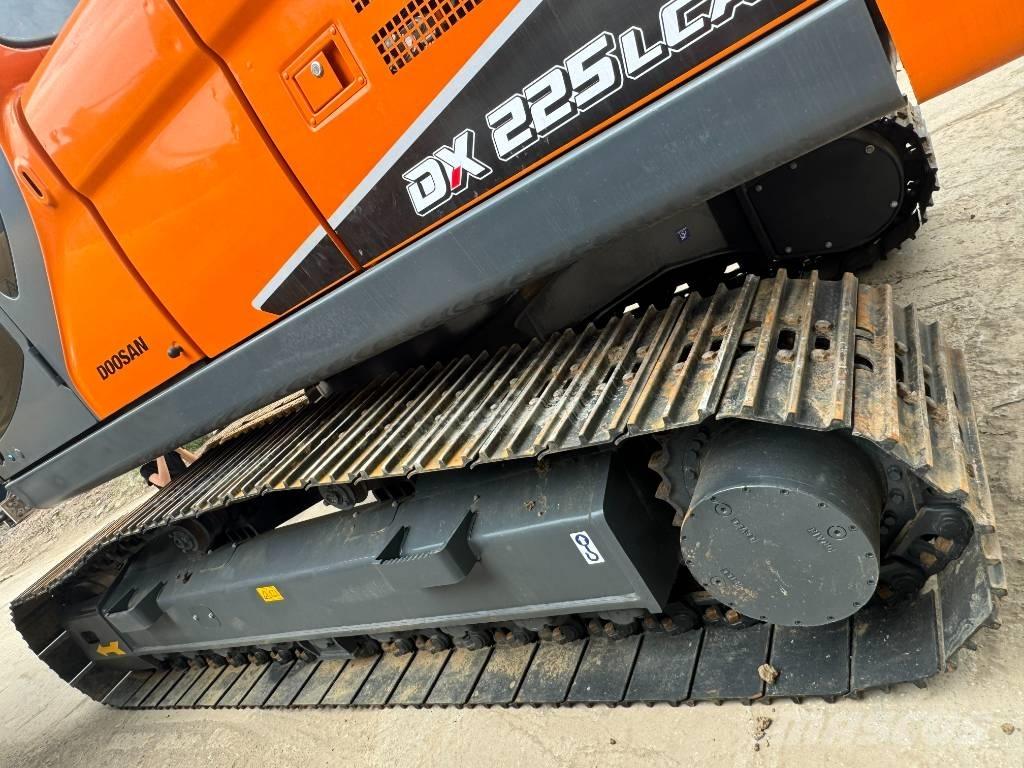 Develon DX 225 LCA Midi rýpadla 7t - 12t