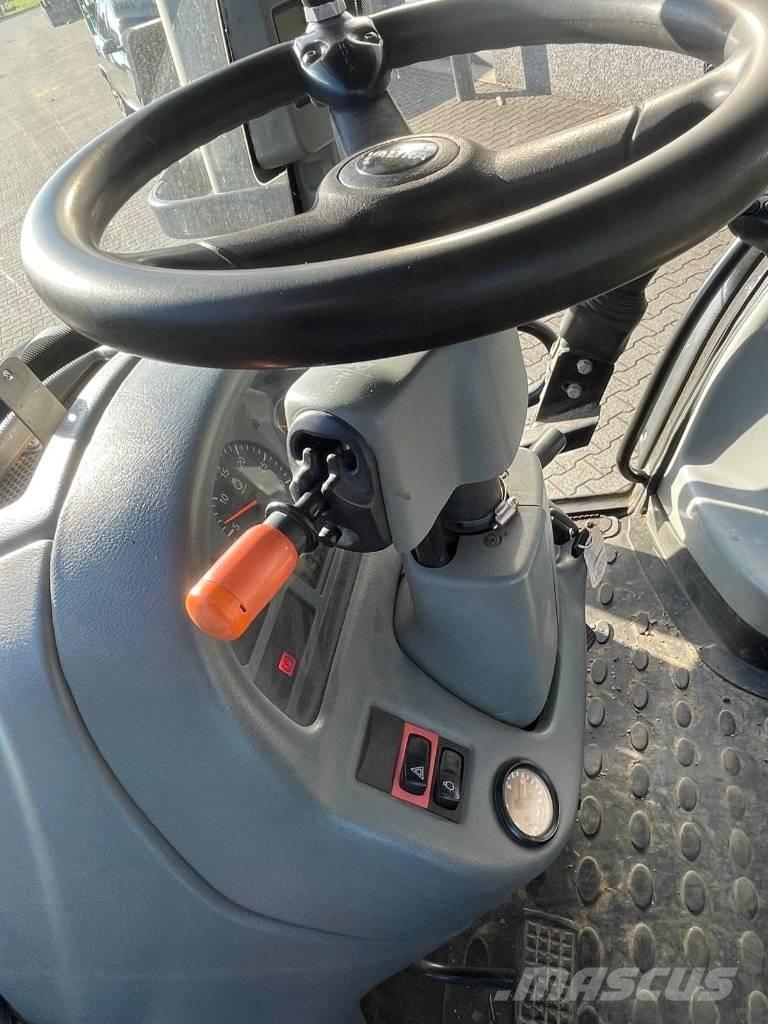 Valtra T151 tractor Traktory