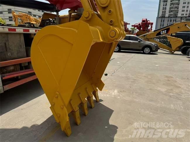 Komatsu PC 220-8 Pásová rýpadla