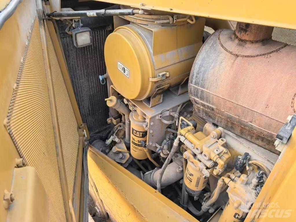 CAT D8T bulldozers Pásové dozery