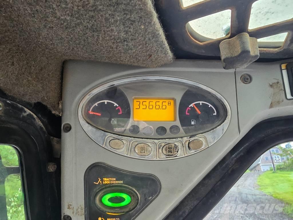 Bobcat T 320 Smykem řízené nakladače