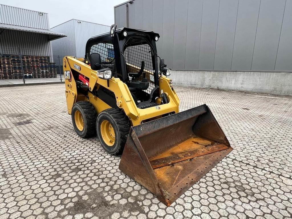 CAT 226D Smykem řízené nakladače