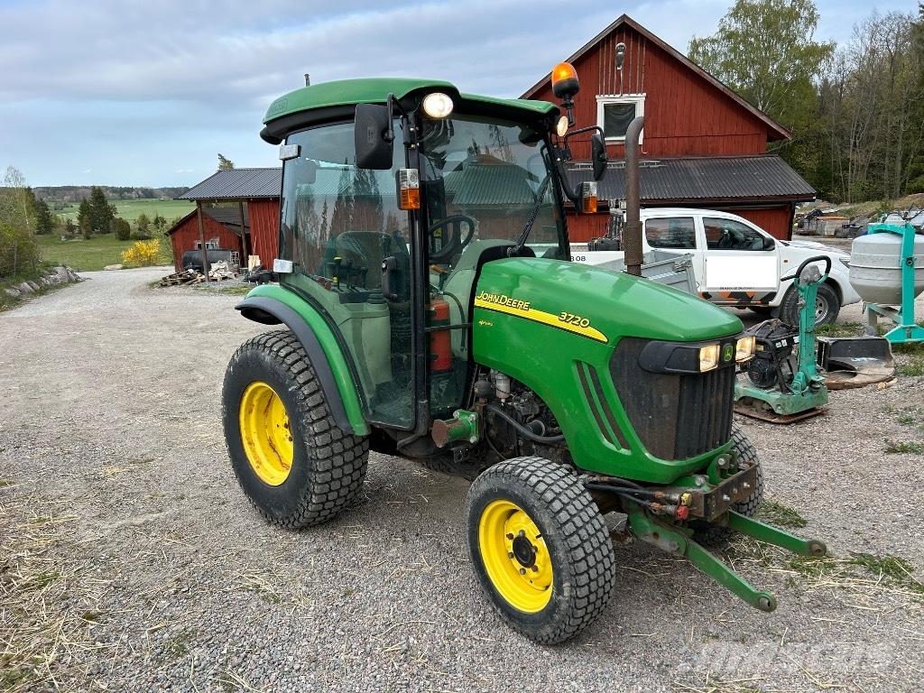 John Deere 3720 Traktory