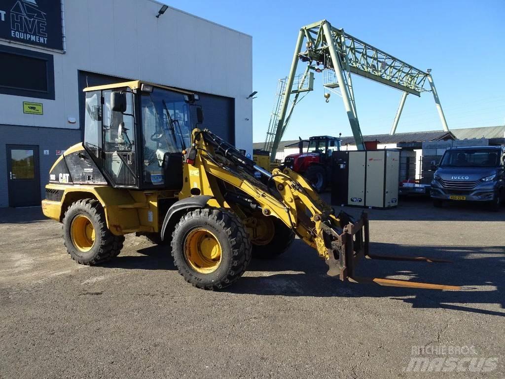 CAT 908 Kolové nakladače