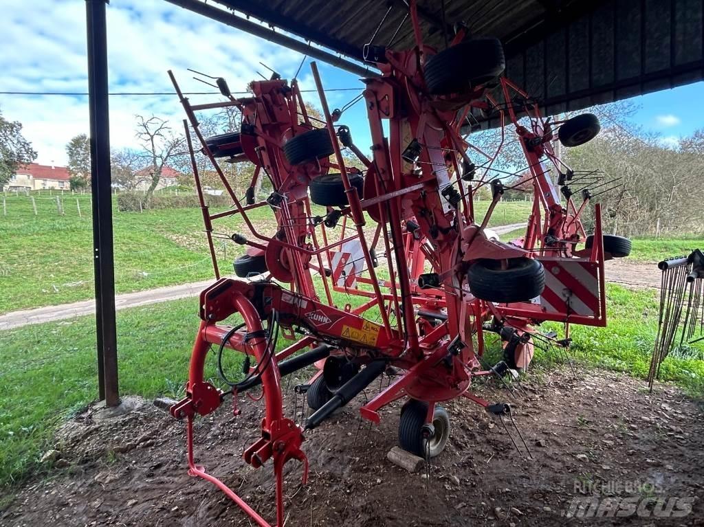 Kuhn GF8702 Obraceče a shrabovače sena