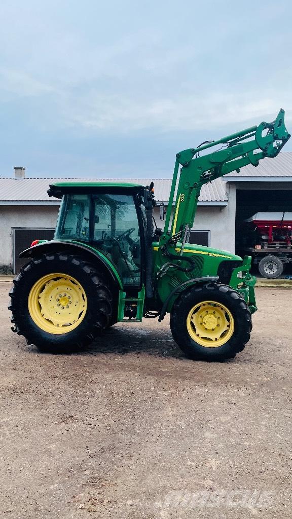 John Deere 5820 Traktory