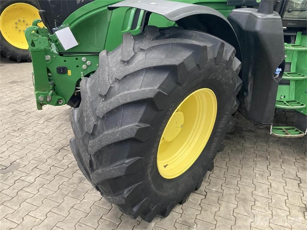 John Deere 6215R Traktory