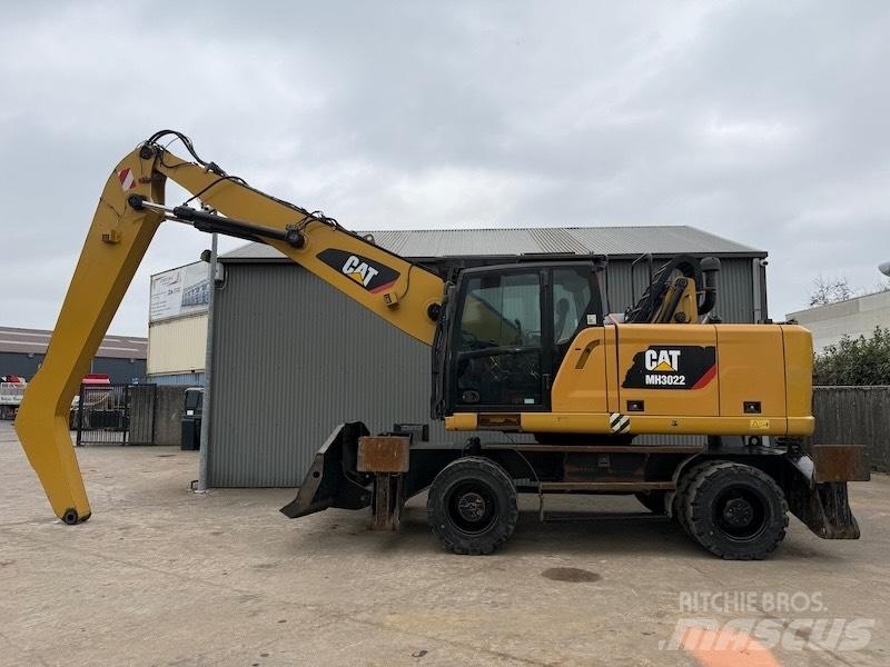 CAT MH 3022 Stroje pro manipulaci s odpadem